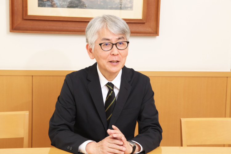 横浜雙葉中学高等学校の佐藤亙先生がインタビューに応えるようす