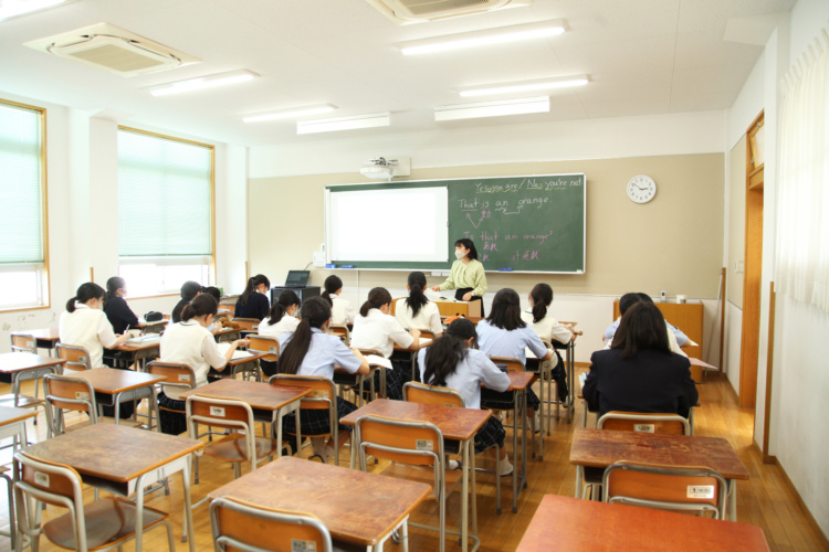 横浜雙葉中学高等学校の中1生徒が英語の授業を受けるようす
