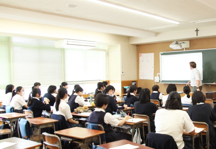横浜雙葉中学高等学校の生徒が英語の授業を受けるようす