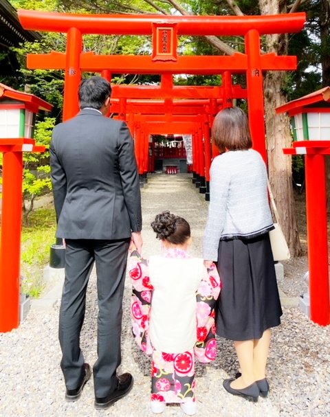北海道函館市の湯倉神社へ七五三詣に来た家族