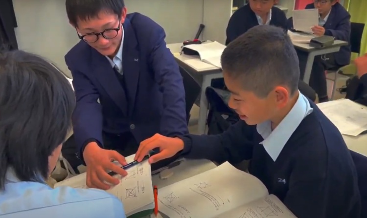 逗子開成中学校・高等学校で数学の授業を行う生徒たち