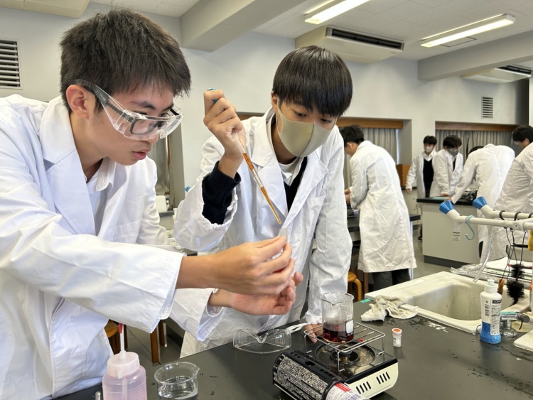 逗子開成中学校・高等学校で理科の実験を行う生徒たち