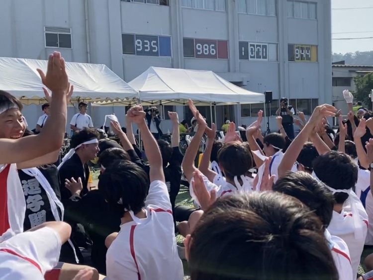 逗子開成中学校・高等学校の体育祭で盛り上がる生徒たち