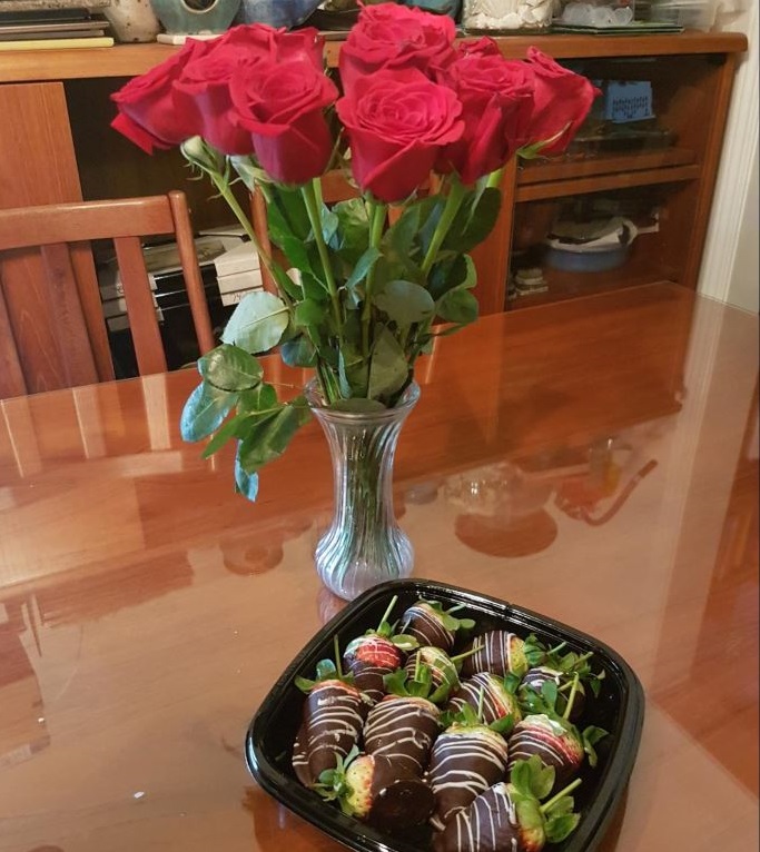 出張帰りの旦那が誕生日の朝に帰宅して用意してくれたバラの花束とチョコディップのフルーツ