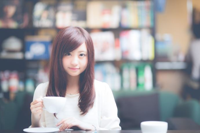 バイセクシャルアラサー婚活OLがマッチングアプリティンダーで出会った男とコーヒーを飲む画像