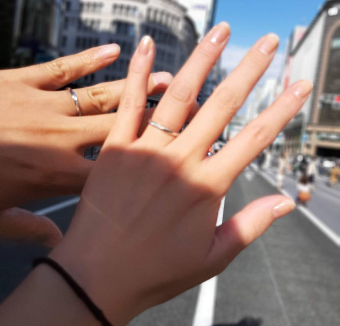 結婚指輪を記念撮影