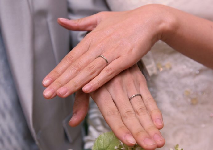 お二人の結婚指輪の写真