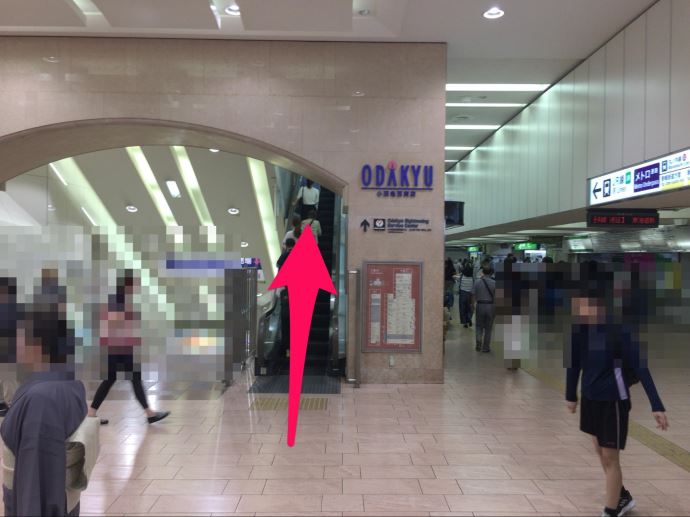 目の間にエスカレーターが現れますのでエスカレーターを上ります。