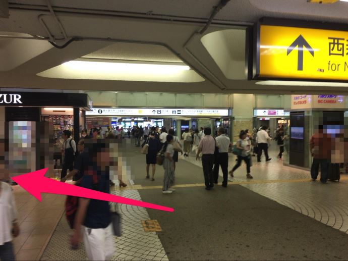 JR新宿駅西口を出たらすぐ左に曲がります。