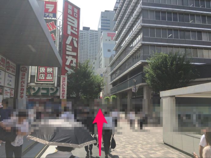 ヨドバシカメラを左手に見ながら直進します。