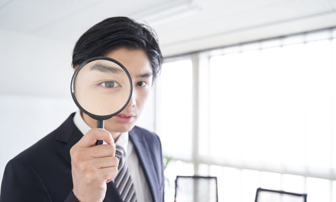 プロフィールよよく読む男性のイメージ画像