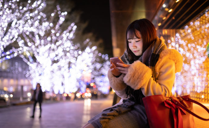 札幌で希望の相手とマッチングするためにマッチングアプリをする女性
