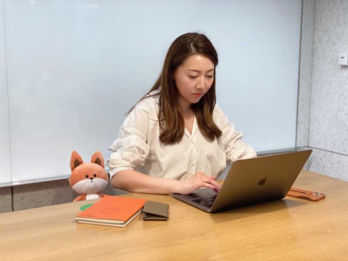 株式会社TantanJapanジャパンカントリーマネージャーの石川洋子さんがパソコンに向かっている