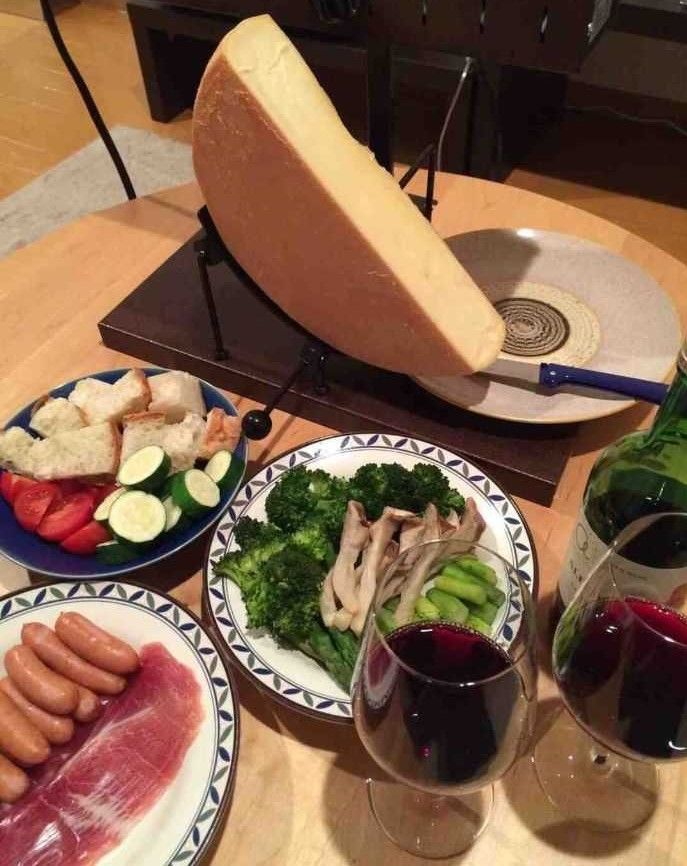 社会人サークルWITH LIFEのラクレットチーズ会で提供される料理とワイン