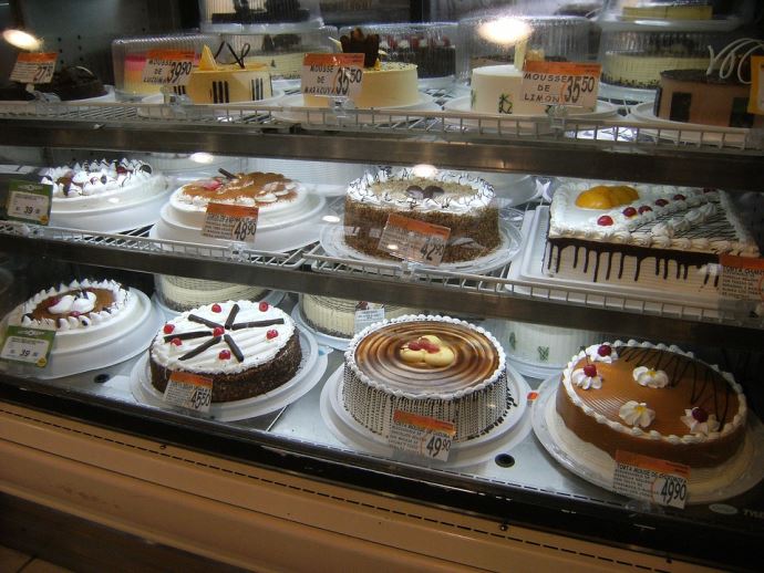Omiaiでデートしたハイスペイケメンと入った喫茶店のケーキの並ぶショーケース